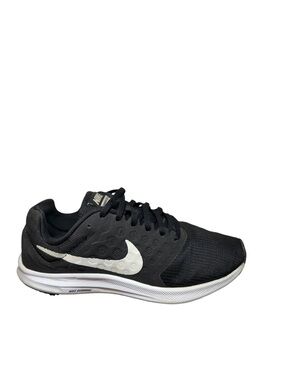 Nike Black and White Trainer with Signature Swoosh size 8.5 women’s